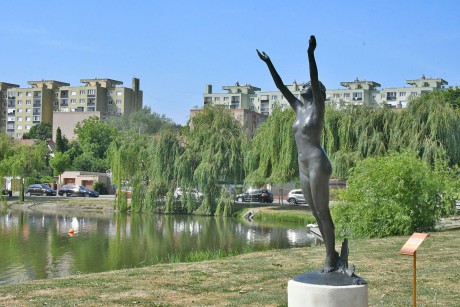 A Csónakázó-tó partjára került Bory Jenő Kelő napsugár szobra